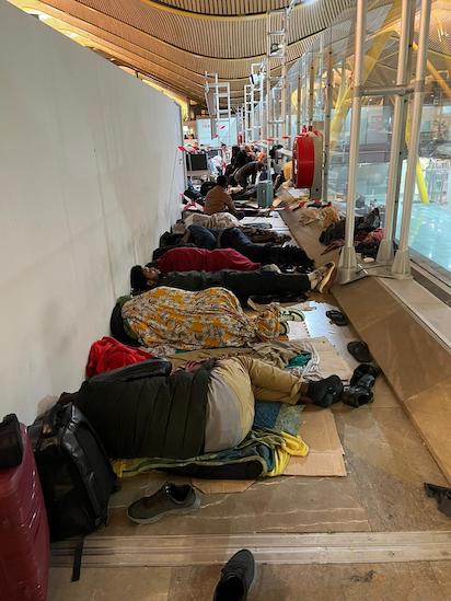 INMIGRANTES EN BARAJAS: COMO GANADO, HACINADOS Y CON CARTELES