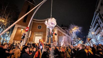 A LAS PIÑATAS SE LES DA GOLPES PARA ABRIRLAS
