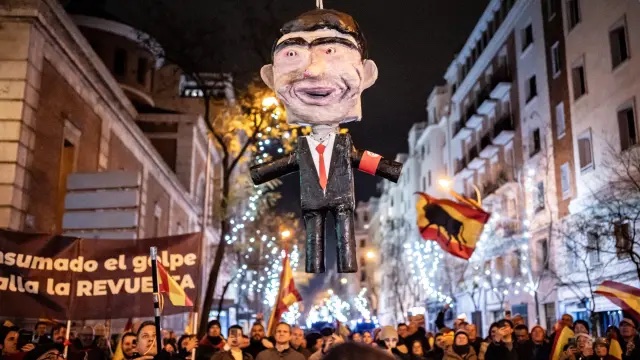 muneco de sanchez colgado en la protesta en ferraz