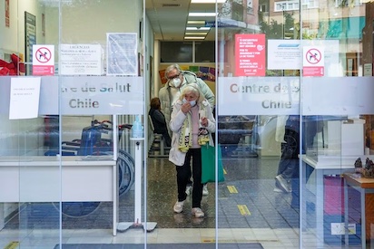 SANIDAD ESPAÑOLA: COLAPSADA Y CON MASCARILLAS OTRA VEZ