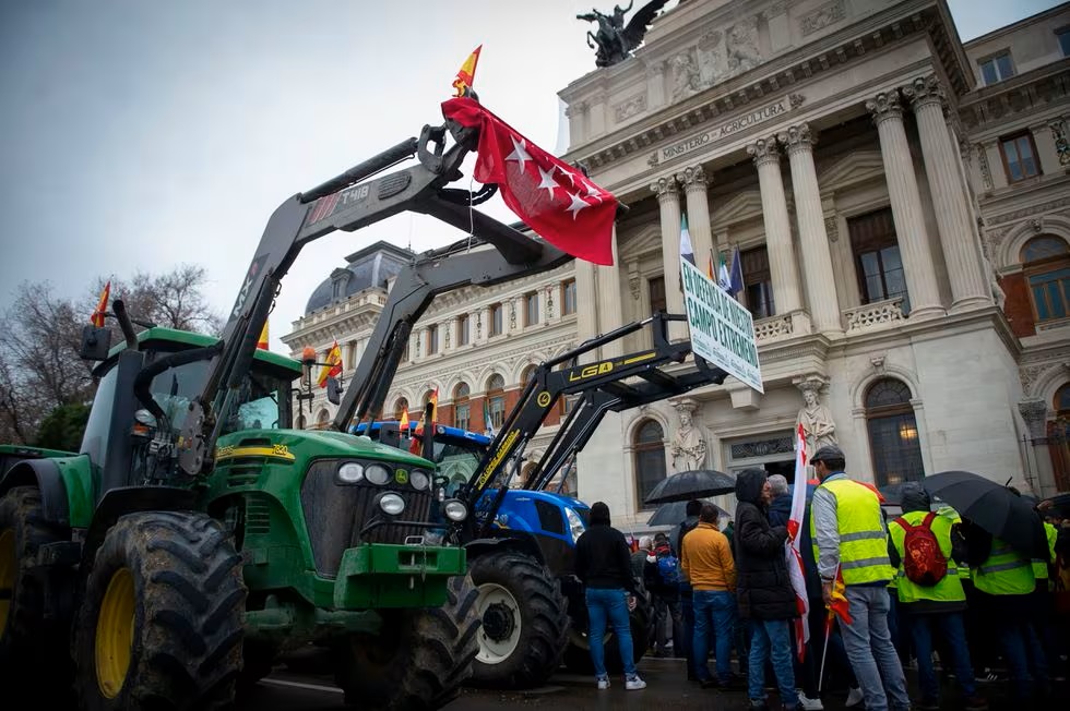 TRACTORADA ANTE AGRICULTURA, Y RECEPCIÓN DE PLANAS ESTA TARDE