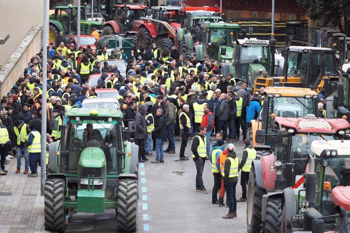 LOS AGRICULTORES SIGUEN, A PESAR DE QUE NO SE LES HAGA CASO