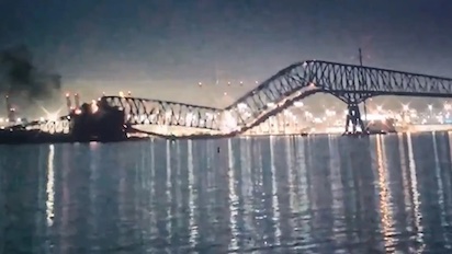 UN CARGUERO TIRA EL PUENTE EN BALTIMORE