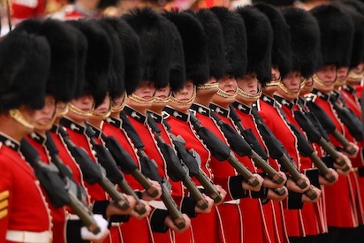 UK: LA BARBA DE LOS SOLDADOS… O LA LEVEDAD DE GOBERNAR