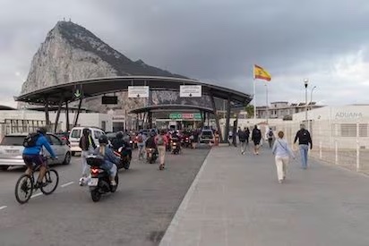 GIBRALTRAR: UNA VERJA MENOS, NOS ALEGRAMOS