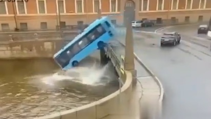 UN AUTOBUS SE CAE AL RIO EN SAN PETESBRUGO