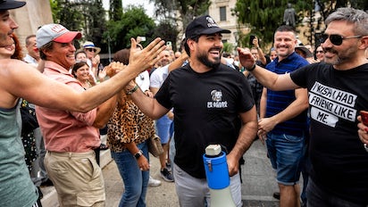 Y EN ESPAÑA UN ESPONTÁNEO SACA LO MISMO QUE SUMAR