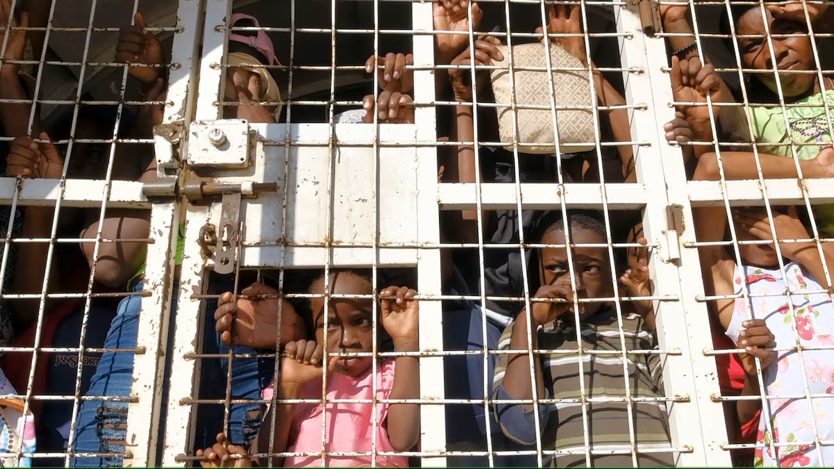 DEPORTACIONES EN JAULAS DE NIÑOS HAITIANOS