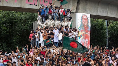 BANGLADÉS: LAS REVUELTAS HACEN HUIR A LA PRIMERA MINISTRA
