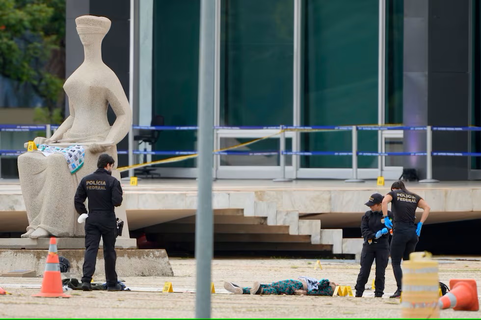 UN BOLSONARISTA SE HACE ESTALLAR FRENTE AL TS DE BRASIL
