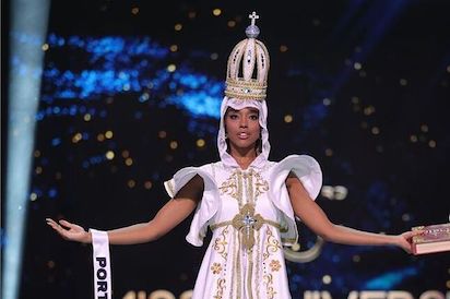 UNA MISS VESTIDA DE VIRGEN