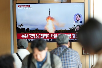 COREA DEL NORTE MUESTRA MISIL