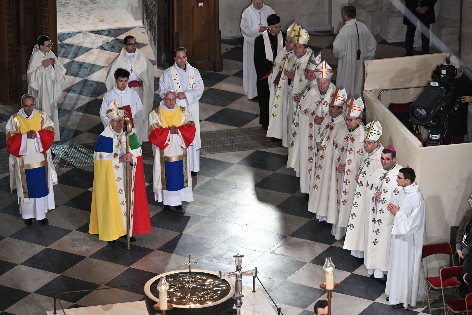 CON LA IGLESIA SEGUIMOS TOPANDO: CON CASULLAS, Y A LO LOCO