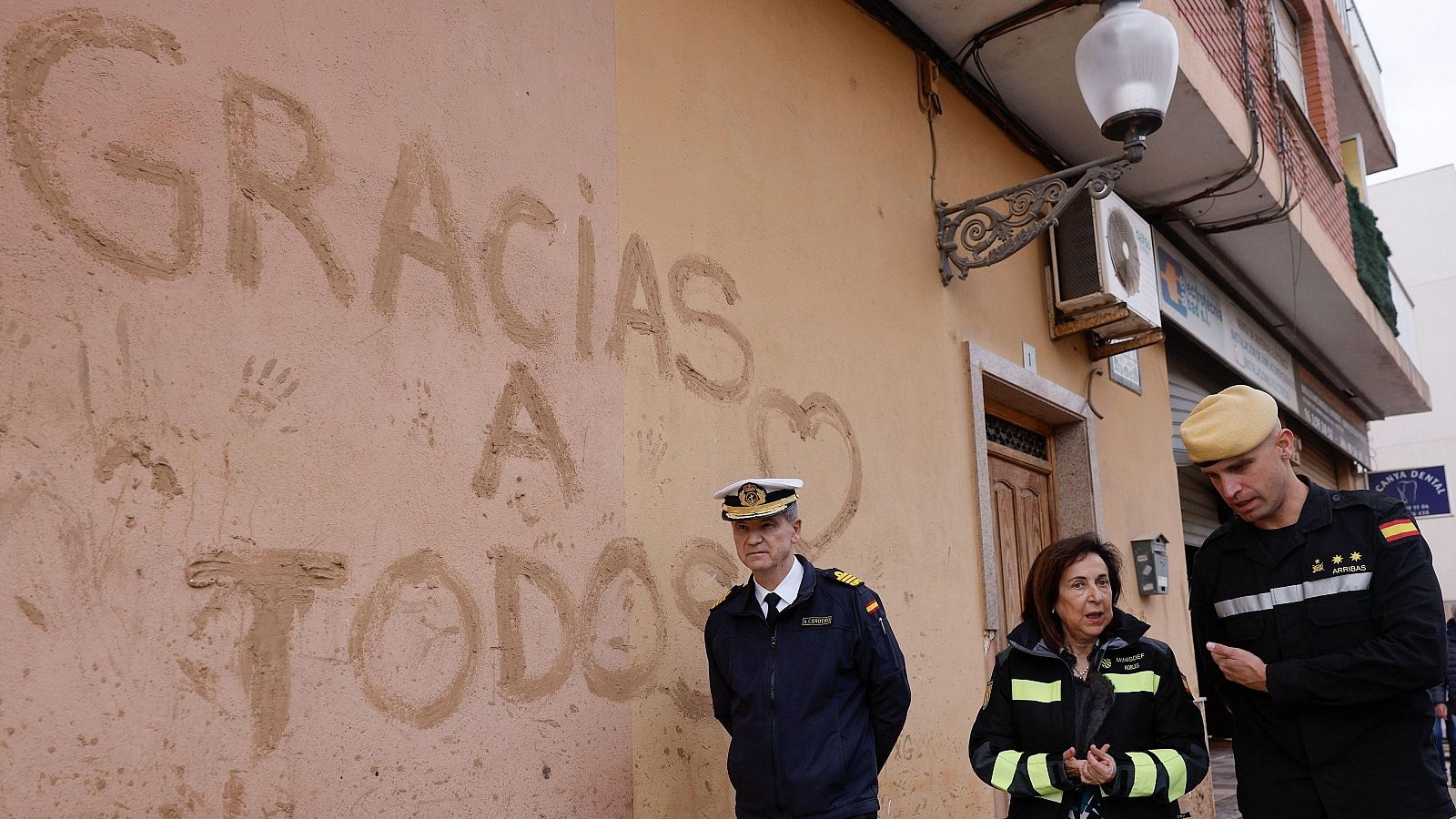 ESPAÑA: VISITA QUEDA-BIEN DE LA MINISTRA DE DEFENSA A LA ZONA DE LA DANA