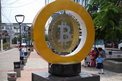 BUKELE TIENE QUE CEDER ANTE EL FONDO MONETARIO Y RETIRA EL BITCOIN