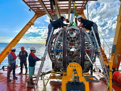 UN TELESCOPIO SUBMARINO PARA CAPTAR UN NEUTRINO DEL ESPACIO