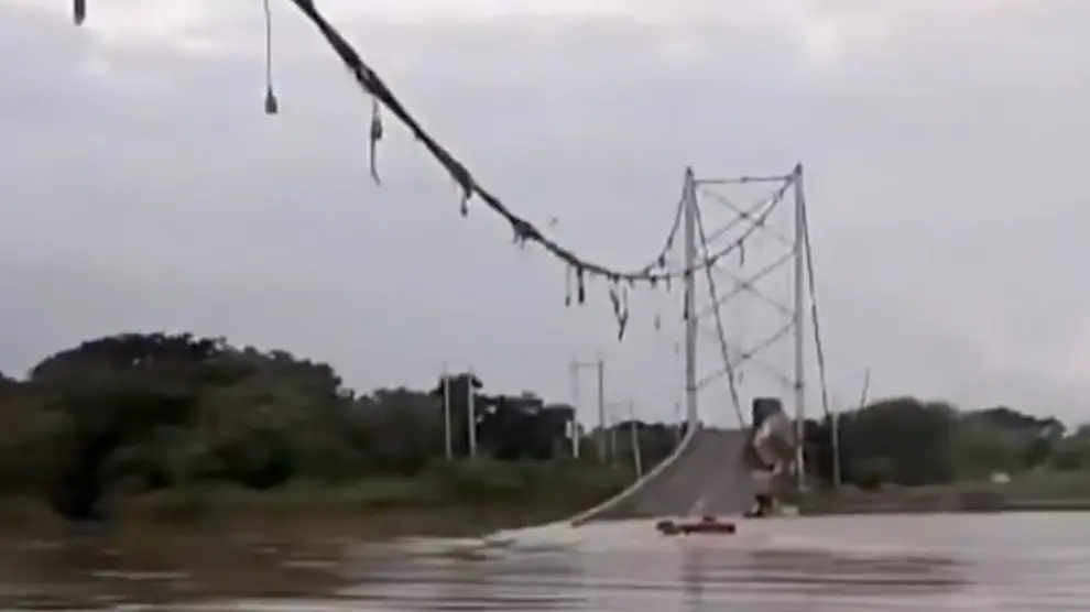 COLAPSA UN PUENTE COLGANTE EN ECUADOR