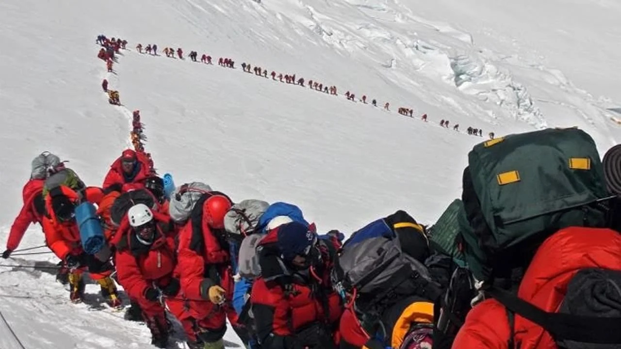 EL GLACIAR DEL EVEREST INUNDADO DE ORINA DE TURISTAS