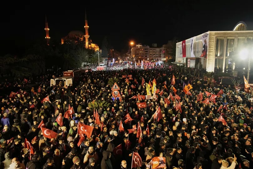 TURQUÍA SE CALIENTA: PROSIGUEN LAS PROTESTAS Y DETENCIONES POR EL ARRESTO DE IMAMOGLU