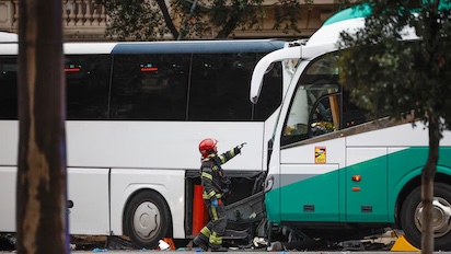 CHOQUE DE AUTOBUSES EN BARCELONA Y ATROPELLO EN ALEMANIA