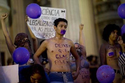 UN MURO DE FEMINISMO DIVIDIDO