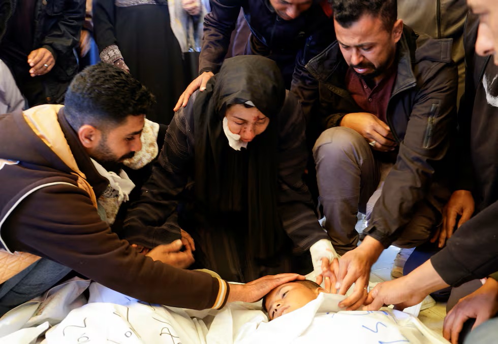 GAZA: MÁS BOMBARDEOS, MÁS MUERTOS, Y UN REHÉN DE EEUU DESAPARECIDO