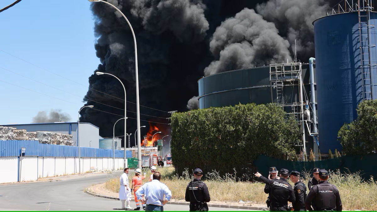 SEVILLA: EXPLOSIÓN EN FÁBRICA Y CONFINAMIENTO DE LA POBLACIÓN