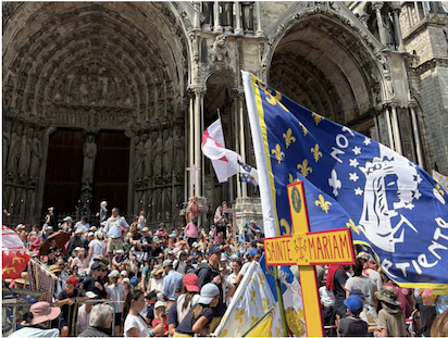 FRANCIA: MISA DE ESPALDAS Y EL LATIN… LOS JOVENES VUELVEN ATRÁS