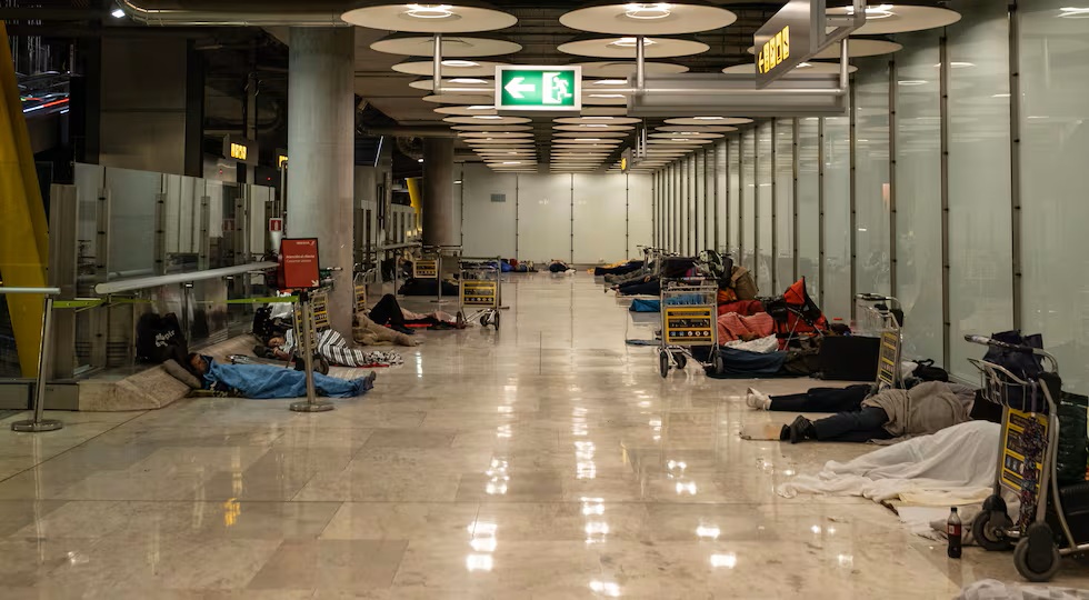 AEROPUERTO DE MADRID: PARCHE DE AENA PARA LAS PERSONAS SIN HOGAR