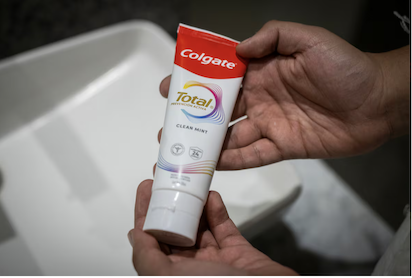 COLGATE EN DUDA: YA NI LAVARNOS LOS DIENTES
