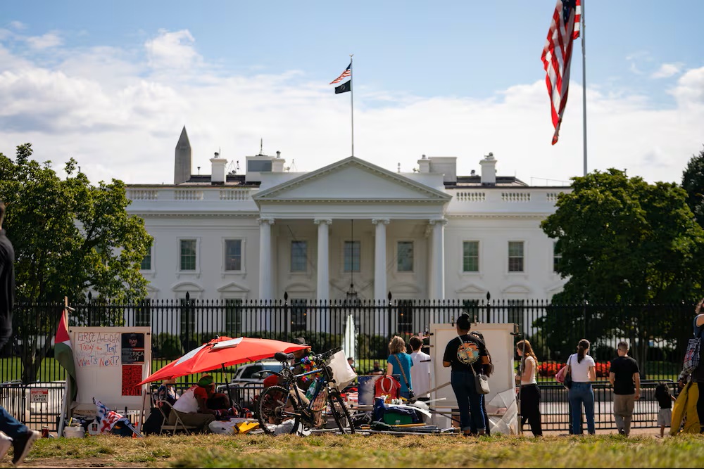 TRUMP DESMANTELA VIGILIA PACÍFICA FRENTE A LA CASA BLANCA TRAS 44 AÑOS