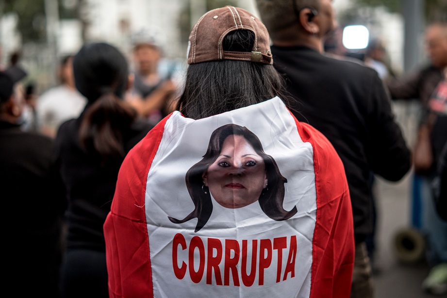 DESTITUÍDA LA PRIMERA MUJER PRESIDENTE DEL PERÚ