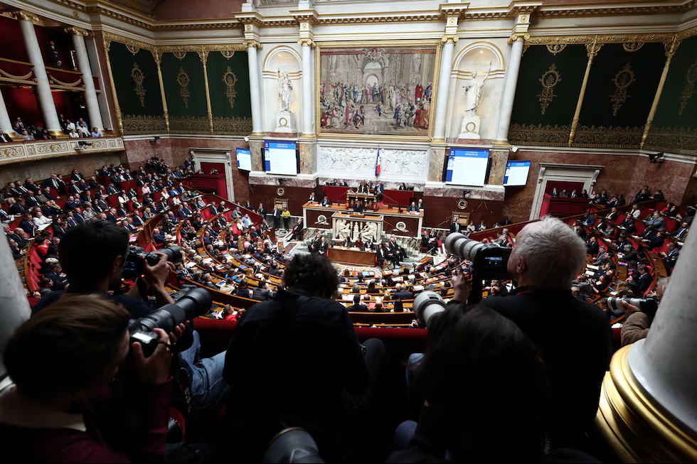 FRANCIA: GANA EL SINDICATO SOCIALISTA. LECORNU SUSPENDE Y APLAZA LAS REFORMAS DE LAS PENSIONES