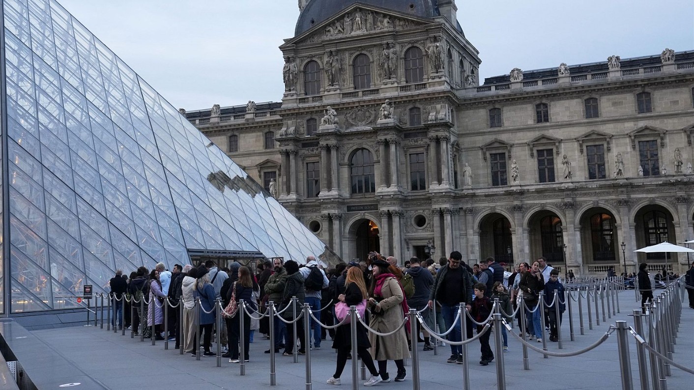 PARÍS: REABRE EL LOUVRE TRAS EL ROBO