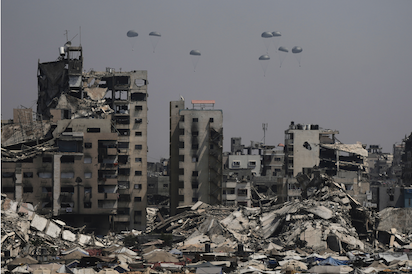 GAZA: EMPIEZA A SONAR LA PALABRA “GENOCIDIO” DENTRO DE ISRAEL… MIENTRAS ALGO DE AYUDA ENTRA EN LA FRANJA