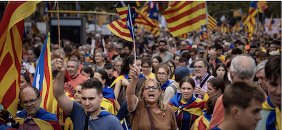 Las llamadas a salir a la calle no revierten el desánimo ciudadano en una jornada lluviosa que reúne a la mitad de asistentes que hace un año.