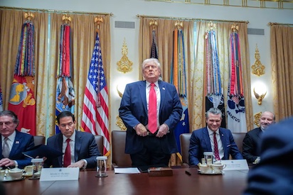 TRUMP… AHORA SE QUIERE METER EN EL AVISPERO DE IRAN