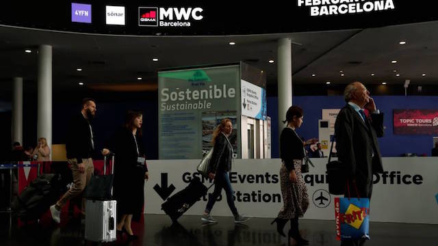 FERIA EN BARCELONA: Y EMPIEZA A SALPICAR EL CORONAVIRUS