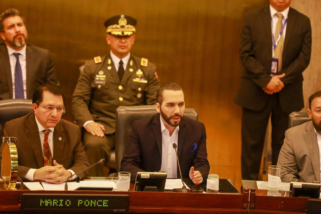 UN AÑO DESPUÉS BUKELE TOMA EL PARLAMENTO CON LOS MILITARES