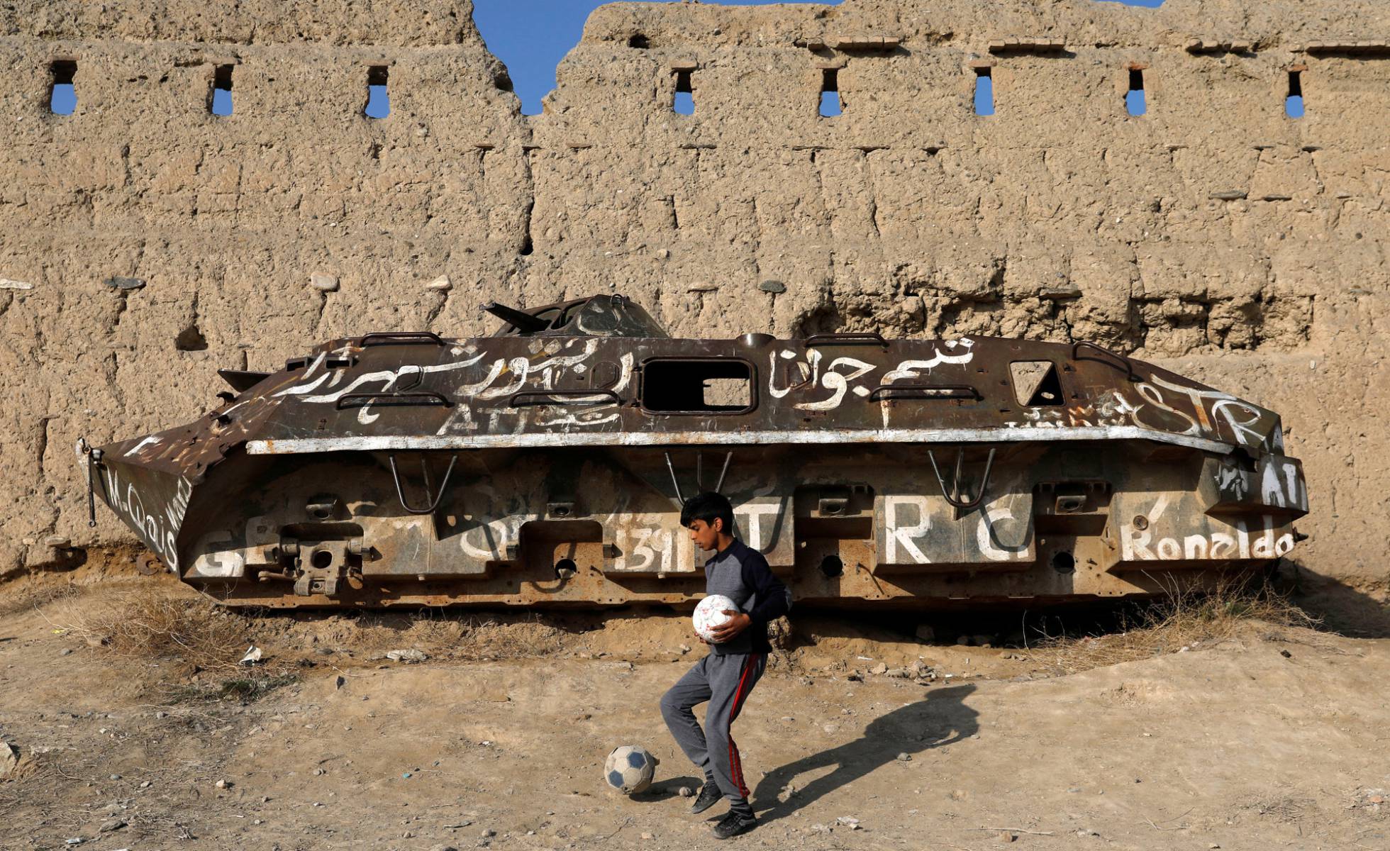 AFGANISTAN: EEUU BOMBARDEA DESPUÉS DE FIRMAR LA PAZ