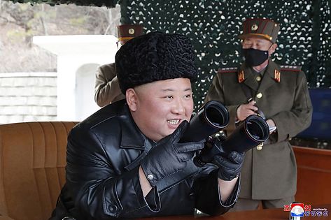 KIM JONG-UN Y SUS MISILES: DISPARANDO AL MAR: ¡QUÉ ESPECIE!