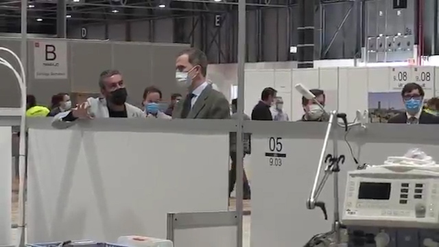 el rey felipe visita el hospital de emergencia instalado en ifema