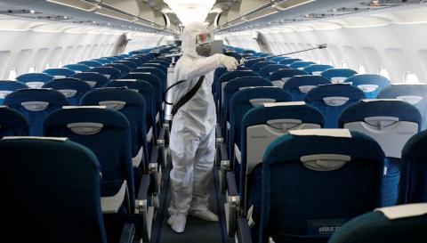 trabajador sanitario desinfecta avion vietnam airlines aeropuerto hanoi 1873469