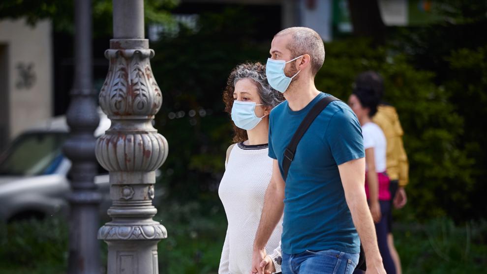 EuropaPress 3053304 pareja camina mascarillas protegerse coronavirus dia 54 estado alarma pamplona 20200507125010 kvzD U4810222110186jG 992x558LaVanguardia Web