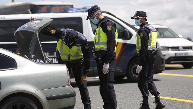 Policias nacionales revisando Sevilla A 49 1460264270 120599656 667x375