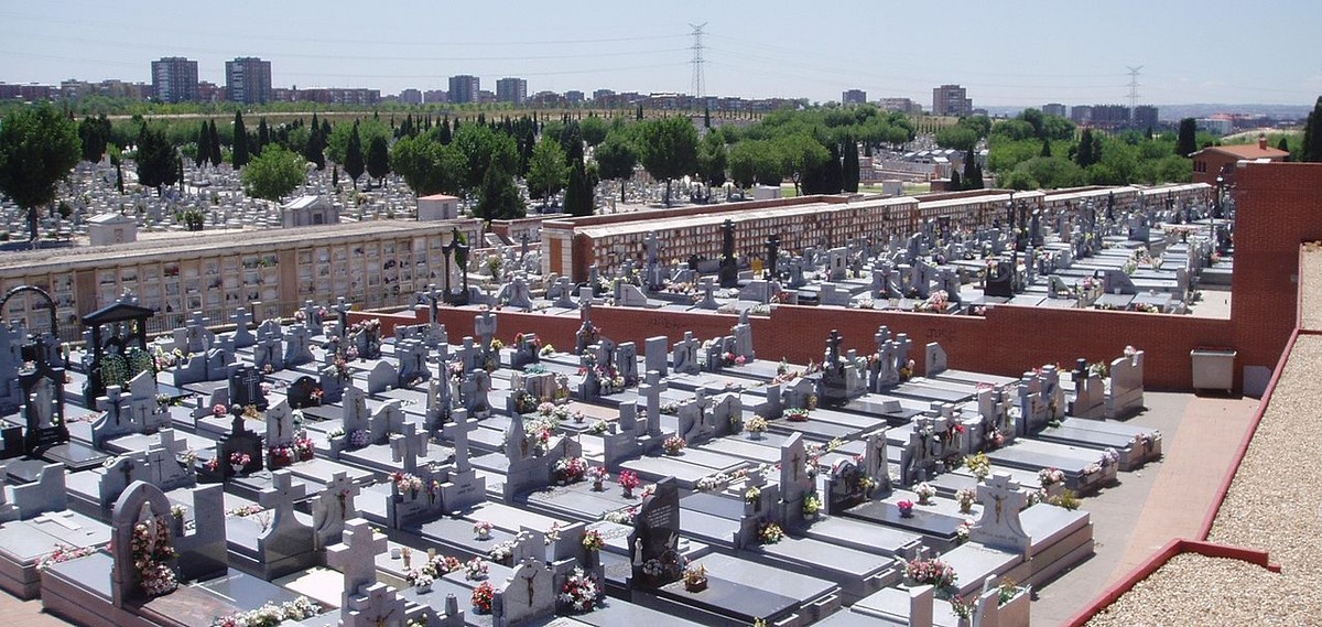 cementerio almudena una imagen archivo 1535098605149