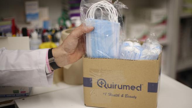 europapress 2876306 farmaceutico muestra mascarillas venta dia boletin oficial estado boe