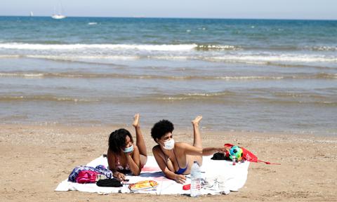 playa y mascarilla