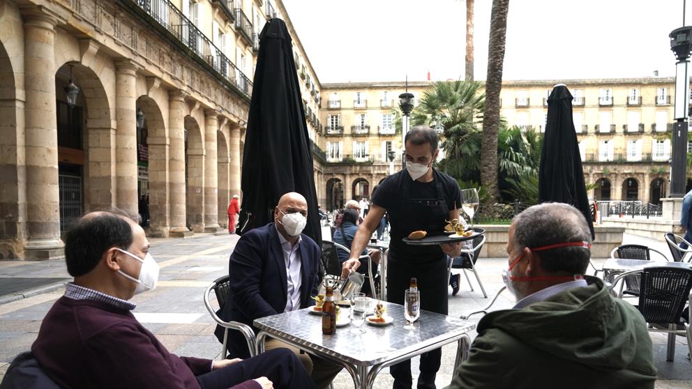 EuropaPress 3075406 clientes terraza centro bilbao dia alava vizcaya guipuzcoa pasan fase 20200511153042 k92 U481098365009xBH 992x558LaVanguardia Web