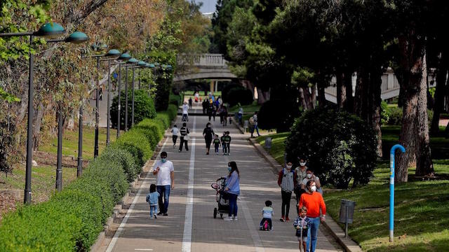 familias paseando en valencia